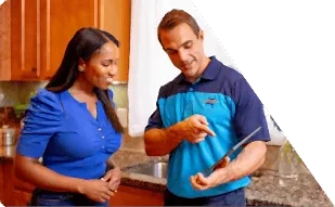 Z PLUMBERS worker with client