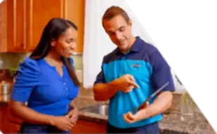 Z PLUMBERS worker with client