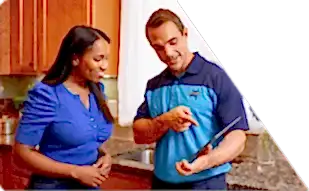 Z PLUMBERS worker with client