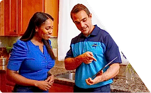 Z PLUMBERS worker with client