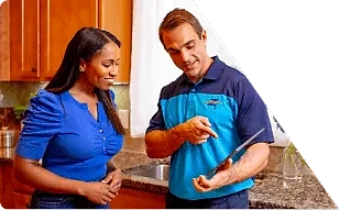 Z PLUMBERS worker with client