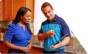 Z PLUMBERS worker with client