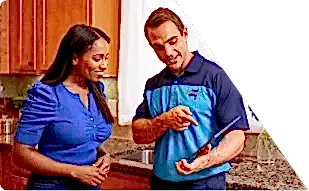 Z PLUMBERS worker with client