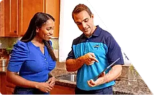 Z PLUMBERS worker with client