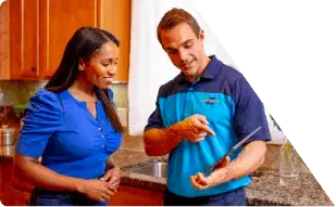 Z PLUMBERS worker with client