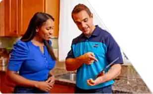 Z PLUMBERS worker with client