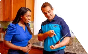 Z PLUMBERS worker with client
