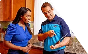 Z PLUMBERS worker with client