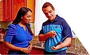 Z PLUMBERS worker with client