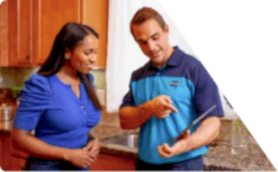 Z PLUMBERS worker with client