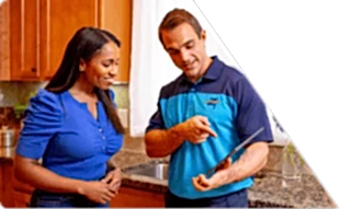 Z PLUMBERS worker with client