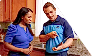 Z PLUMBERS worker with client