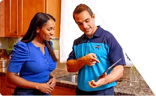 Z PLUMBERS worker with client